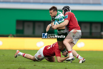 2023-10-29 - Edoardo Padovani (Benetton Rugby) hindered by Shane Daly (Munster Rugby) and Fineen Wycherley (Munster Rugby) - BENETTON RUGBY VS MUNSTER RUGBY - UNITED RUGBY CHAMPIONSHIP - RUGBY