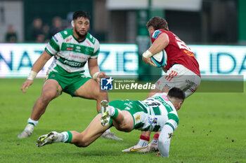 2023-10-29 - Alex Nankivell (Munster Rugby) hindered by Malakai Fekitoa (Benetton Rugby) - BENETTON RUGBY VS MUNSTER RUGBY - UNITED RUGBY CHAMPIONSHIP - RUGBY