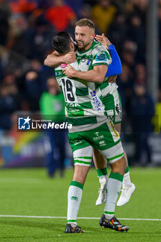 2023-11-24 - Andy Uren is hugged by Riccardo Favretto of Benetton Rugby after the final whistle during the United Rugby Championship, rugby union match between Edinburgh Rugby and Benetton Rugby on 24 November 2023 at The Hive Stadium in Edinburgh, Scotland - RUGBY - UNITED RUGBY CHAMPIONSHIP - EDINBURGH V BENETTON - UNITED RUGBY CHAMPIONSHIP - RUGBY