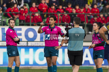 2023-12-30 - Refereee Alex Frasson, Gianluca Gnecchi and Clara Munarini - BENETTON TREVISO VS ZEBRE PARMA - UNITED RUGBY CHAMPIONSHIP - RUGBY