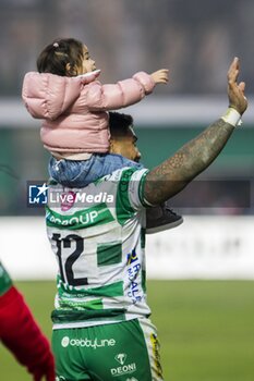 2023-12-30 - Malakai Fekitoa and his doughter at the and of the match - BENETTON TREVISO VS ZEBRE PARMA - UNITED RUGBY CHAMPIONSHIP - RUGBY