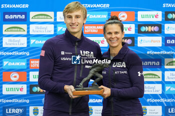 2023-12-03 - Jordan Stolz and Brittany Bowe posing with the Oscar Mathisen Trophy during the ISU Speed Skating World Cup Stavanger on December 3, 2023 at Var Energi Arena Sormarka in Stavanger, Norway - SPEED SKATING - WORLD CUP - STAVANGER - ICE SKATING - WINTER SPORTS