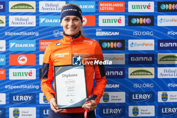 2023-12-03 - Irene Schouten of The Netherlands showing her diploma of the new track record after competing on the Women's B Group 5000m during the ISU Speed Skating World Cup Stavanger on December 3, 2023 at Var Energi Arena Sormarka in Stavanger, Norway - SPEED SKATING - WORLD CUP - STAVANGER - ICE SKATING - WINTER SPORTS