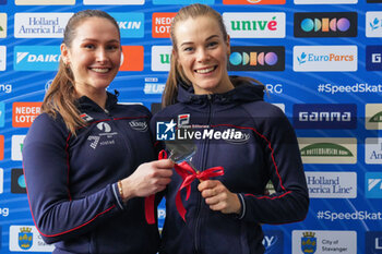 2023-12-03 - Julie Nistad Samsonsen of Norway, Martine Ripsrud of Norway during a ceremony after competing on the Women's B Group 500m during the ISU Speed Skating World Cup Stavanger on December 3, 2023 at Var Energi Arena Sormarka in Stavanger, Norway - SPEED SKATING - WORLD CUP - STAVANGER - ICE SKATING - WINTER SPORTS