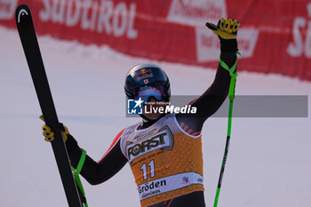 2023-12-16 - Exultation of James Crawford (CAN) during the Audi FIS Alpine Ski World Cup, Men’s Downhill race on Saslong Slope in Val Gardena on December 16, 2023, Val Gardena, Bozen, Italy. - AUDI FIS SKI WORLD CUP - MEN'S DOWNHILL - ALPINE SKIING - WINTER SPORTS