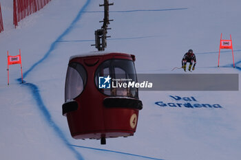 2023-12-16 - Bryce Bennet (USA) competes during the Audi FIS Alpine Ski World Cup, Men’s Downhill race on Saslong Slope in Val Gardena on December 16, 2023, Val Gardena, Bozen, Italy. - AUDI FIS SKI WORLD CUP - MEN'S DOWNHILL - ALPINE SKIING - WINTER SPORTS