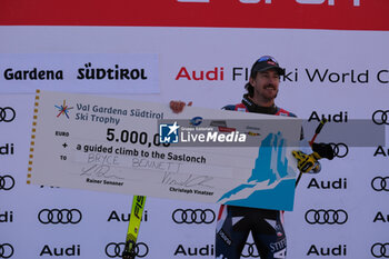 2023-12-16 - Bryce Bennet (USA) third place during the Audi FIS Alpine Ski World Cup, Men’s Downhill race on Saslong Slope in Val Gardena on December 16, 2023, Val Gardena, Bozen, Italy. - AUDI FIS SKI WORLD CUP - MEN'S DOWNHILL - ALPINE SKIING - WINTER SPORTS