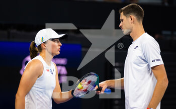 2023-01-01 - Iga Swiatek of Poland playing mixed doubles with Hubert Hurkacz at the 2023 United Cup Brisbane tennis tournament on January 1, 2023 in Brisbane, Australia - TENNIS - UNITED CUP 2023 - INTERNATIONALS - TENNIS
