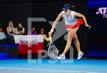 2023-01-02 - Iga Swiatek of Poland in action against Belinda Bencic of Switzerland during her second round-robin match at the 2023 United Cup Brisbane tennis tournament on January 2, 2023 in Brisbane, Australia - TENNIS - UNITED CUP 2023 - INTERNATIONALS - TENNIS