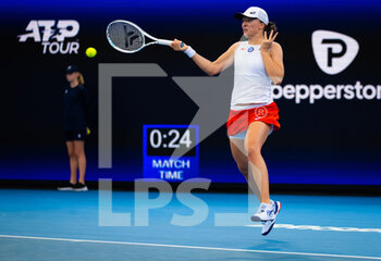 2023-01-03 - Iga Swiatek of Poland in action during her city final singles match at the 2023 United Cup Brisbane tennis tournament on January 4, 2023 in Brisbane, Australia - TENNIS - UNITED CUP 2023 - INTERNATIONALS - TENNIS