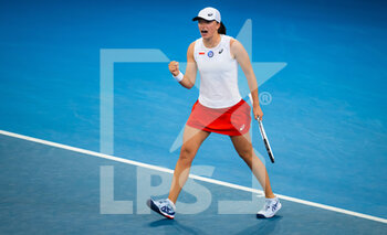 2023-01-03 - Iga Swiatek of Poland in action during her city final singles match at the 2023 United Cup Brisbane tennis tournament on January 4, 2023 in Brisbane, Australia - TENNIS - UNITED CUP 2023 - INTERNATIONALS - TENNIS