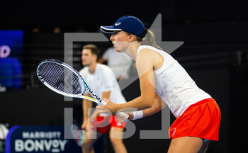 2023-01-03 - Iga Swiatek of Poland & Hubert Hurkacz of Poland in action city final mixed doubles match at the 2023 United Cup Brisbane tennis tournament on January 4, 2023 in Brisbane, Australia - TENNIS - UNITED CUP 2023 - INTERNATIONALS - TENNIS
