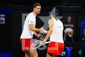 2023-01-03 - Iga Swiatek of Poland & Hubert Hurkacz of Poland in action city final mixed doubles match at the 2023 United Cup Brisbane tennis tournament on January 4, 2023 in Brisbane, Australia - TENNIS - UNITED CUP 2023 - INTERNATIONALS - TENNIS