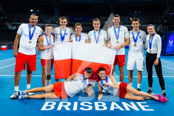 2023-01-03 - Team Poland poses for a team photo after winning the city final of the 2023 United Cup Brisbane tennis tournament on January 4, 2023 in Brisbane, Australia - TENNIS - UNITED CUP 2023 - INTERNATIONALS - TENNIS