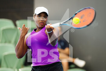 2023-01-07 - Taylor Townsend of the United States in action during the first qualifications round at the 2023 Adelaide International 2, WTA 500 tennis tournament on January 7, 2023 in Adelaide, Australia - TENNIS - WTA - 2023 ADELAIDE INTERNATIONAL 2 - INTERNATIONALS - TENNIS