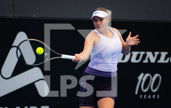 2023-01-08 - Amanda Anisimova of the United States in action during the final qualifications round of the 2023 Adelaide International 2, WTA 500 tennis tournament on January 8, 2023 in Adelaide, Australia - TENNIS - WTA - 2023 ADELAIDE INTERNATIONAL 2 - INTERNATIONALS - TENNIS