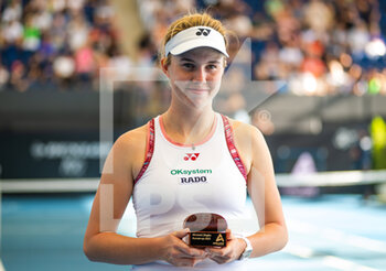 2023-01-08 - Linda Noskova of the Czech Republic poses with her runner-up trophy after the 2023 Adelaide International 1, WTA 500 tennis tournament on January 8, 2023 in Adelaide, Australia - TENNIS - WTA - 2023 ADELAIDE INTERNATIONAL 1 - INTERNATIONALS - TENNIS