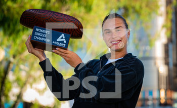 2023-01-08 - Aryna Sabalenka of Belarus during the champions photo shoot of the 2023 Adelaide International 1, WTA 500 tennis tournament on January 8, 2023 in Adelaide, Australia - TENNIS - WTA - 2023 ADELAIDE INTERNATIONAL 1 - INTERNATIONALS - TENNIS