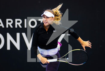 2023-01-10 - Amanda Anisimova of the United States in action during the first round of the 2023 Adelaide International 2, WTA 500 tennis tournament on January 10, 2023 in Adelaide, Australia - TENNIS - WTA - 2023 ADELAIDE INTERNATIONAL 2 - INTERNATIONALS - TENNIS
