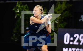 2023-01-10 - Anett Kontaveit of Estonia in action during the first round of the 2023 Adelaide International 2, WTA 500 tennis tournament on January 10, 2023 in Adelaide, Australia - TENNIS - WTA - 2023 ADELAIDE INTERNATIONAL 2 - INTERNATIONALS - TENNIS