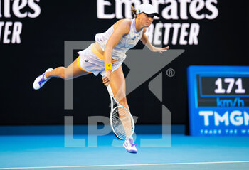 2023-01-16 - Iga Swiatek of Poland in action against Jule Niemeier of Germany during the first round of the 2023 Australian Open, Grand Slam tennis tournament on January 16, 2023 in Melbourne, Australia - TENNIS - WTA - AUSTRALIA OPEN 2023 - WEEK 1 - INTERNATIONALS - TENNIS