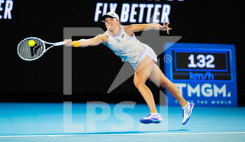 2023-01-16 - Iga Swiatek of Poland in action against Jule Niemeier of Germany during the first round of the 2023 Australian Open, Grand Slam tennis tournament on January 16, 2023 in Melbourne, Australia - TENNIS - WTA - AUSTRALIA OPEN 2023 - WEEK 1 - INTERNATIONALS - TENNIS
