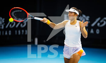 2023-01-17 - Claire Liu of the United States in action against Madison Brengle of the United States during the first round of the 2023 Australian Open, Grand Slam tennis tournament on January 17, 2023 in Melbourne, Australia - TENNIS - WTA - AUSTRALIA OPEN 2023 - WEEK 1 - INTERNATIONALS - TENNIS