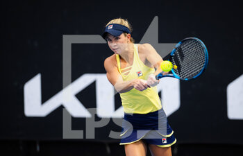 2023-01-18 - Elizabeth Mandlik of the United States in action against Irina-Camelia Begu of Romania during the first round of the 2023 Australian Open, Grand Slam tennis tournament on January 18, 2023 in Melbourne, Australia - TENNIS - WTA - AUSTRALIA OPEN 2023 - WEEK 1 - INTERNATIONALS - TENNIS