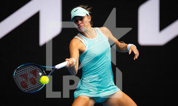 2023-01-20 - Magda Linette of Poland in action against Anett Kontaveit of Estonia during the second round of the 2023 Australian Open, Grand Slam tennis tournament on January 19, 2023 in Melbourne, Australia - TENNIS - WTA - AUSTRALIA OPEN 2023 - WEEK 1 - INTERNATIONALS - TENNIS