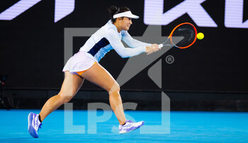 2023-01-20 - Claire Liu of the United States in action against Belinda Bencic of Switzerland during the second round of the 2023 Australian Open, Grand Slam tennis tournament on January 19, 2023 in Melbourne, Australia - TENNIS - WTA - AUSTRALIA OPEN 2023 - WEEK 1 - INTERNATIONALS - TENNIS