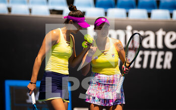 2023-01-20 - Irina-Camelia Begu of Romania & Shelby Rogers of the United States in action during the first round of the 2023 Australian Open, Grand Slam tennis tournament on January 20, 2023 in Melbourne, Australia - TENNIS - WTA - AUSTRALIA OPEN 2023 - WEEK 1 - INTERNATIONALS - TENNIS