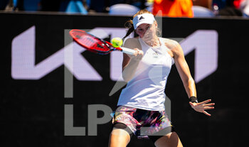 2023-01-20 - Elena Rybakina of Kazakhstan in action against Danielle Collins of the United States during the third round of the 2023 Australian Open, Grand Slam tennis tournament on January 20, 2023 in Melbourne, Australia - TENNIS - WTA - AUSTRALIA OPEN 2023 - WEEK 1 - INTERNATIONALS - TENNIS