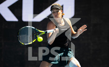 2023-01-20 - Danielle Collins of the United States in action against Yelena Rybakina of Kazakhstan during the third round of the 2023 Australian Open, Grand Slam tennis tournament on January 20, 2023 in Melbourne, Australia - TENNIS - WTA - AUSTRALIA OPEN 2023 - WEEK 1 - INTERNATIONALS - TENNIS