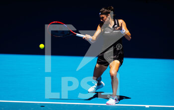 2023-01-23 - Caroline Garcia of France in action against Magda Linette of Poland during the fourth round of the 2023 Australian Open, Grand Slam tennis tournament on January 23, 2023 in Melbourne, Australia - TENNIS - AUSTRALIA OPEN 2023 - WEEK 2 - INTERNATIONALS - TENNIS