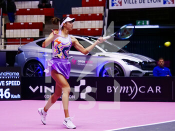 2023-01-29 - Olga Danilovic (SRB) in action against Katie Swan (GBR) during the Open 6E Sens - Metropole de Lyon, WTA 250 tennis tournament on January 29, 2023 at Palais des Sports de Gerland in Lyon, France - TENNIS - WTA - OPEN 6E SENS 2023 - INTERNATIONALS - TENNIS