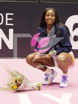 2023-02-05 - Alycia Parks (USA) celebrates with the trophy during the Open 6E Sens - Metropole de Lyon, WTA 250 tennis tournament on February 5, 2023 at Palais des Sports de Gerland in Lyon, France - TENNIS - WTA - OPEN 6E SENS 2023 - INTERNATIONALS - TENNIS