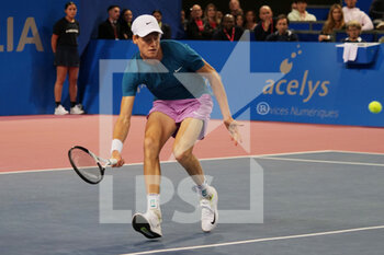 2023-02-11 - Jannik Sinner (ITA) in action against Arthur Fils (FRA) during the semi finals at the Open Sud de France 2023, ATP 250 tennis tournament on February 11, 2023 at Sud de France Arena in Pérols near Montpellier, France - TENNIS - ATP - OPEN SUD DE FRANCE 2023 - INTERNATIONALS - TENNIS