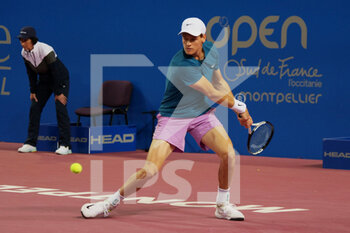 2023-02-12 - Jannik Sinner (ITA) in action against Maxime Cressy (USA) during the final of the Open Sud de France 2023, ATP 250 tennis tournament on February 12, 2023 at Sud de France Arena in Pérols near Montpellier, France - TENNIS - ATP - OPEN SUD DE FRANCE 2023 - INTERNATIONALS - TENNIS