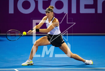 2023-02-14 - Beatriz Haddad Maia of Brazil in action against Paula Badosa of Spain during the first round of the 2023 Qatar Totalenergies Open, WTA 500 tennis tournament on February 14, 2023 in Doha, Qatar - TENNIS - WTA - QATAR TOTALENERGIES OPEN 2023 - INTERNATIONALS - TENNIS