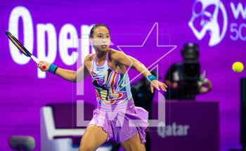 2023-02-14 - Qinwen Zheng of China in action against Maria Sakkari of Greece during the first round of the 2023 Qatar Totalenergies Open, WTA 500 tennis tournament on February 14, 2023 in Doha, Qatar - TENNIS - WTA - QATAR TOTALENERGIES OPEN 2023 - INTERNATIONALS - TENNIS