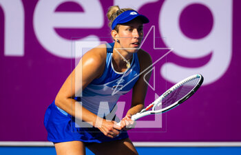 2023-02-14 - Elise Mertens of Belgium in action against Danielle Collins of the United States during the first round of the 2023 Qatar Totalenergies Open, WTA 500 tennis tournament on February 14, 2023 in Doha, Qatar - TENNIS - WTA - QATAR TOTALENERGIES OPEN 2023 - INTERNATIONALS - TENNIS