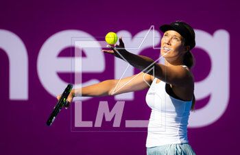 2023-02-14 - Danielle Collins of the United States in action against Elise Mertens of Belgium during the first round of the 2023 Qatar Totalenergies Open, WTA 500 tennis tournament on February 14, 2023 in Doha, Qatar - TENNIS - WTA - QATAR TOTALENERGIES OPEN 2023 - INTERNATIONALS - TENNIS