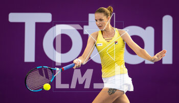 2023-02-13 - Karolina Pliskova of the Czech Republic in action against Leylah Fernandez of Canada during the final qualifications round of the 2023 Qatar Totalenergies Open, WTA 500 tennis tournament on February 13, 2023 in Doha, Qatar - TENNIS - WTA - QATAR TOTALENERGIES OPEN 2023 - INTERNATIONALS - TENNIS