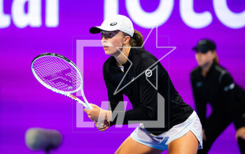 2023-02-15 - Iga Swiatek of Poland in action during the second round of the 2023 Qatar Totalenergies Open, WTA 500 tennis tournament on February 15, 2023 in Doha, Qatar - TENNIS - WTA - QATAR TOTALENERGIES OPEN 2023 - INTERNATIONALS - TENNIS