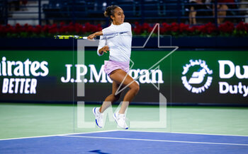 2023-02-19 - Leylah Fernandez of Canada in action against Julia Grabher of Austria during the first round of the 2023 Dubai Duty Free Tennis Championships WTA 1000 tennis tournament on February 19, 2023 in Dubai, UAE - TENNIS - WTA - DUBAI DUTY FREE 2023 - INTERNATIONALS - TENNIS