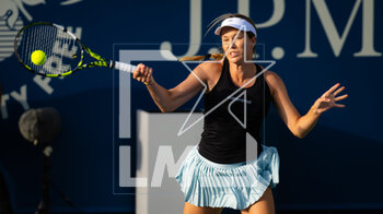 2023-02-19 - Danielle Collins of the United States in action against Linda Fruhvirtova of the Czech Republic during the first round of the 2023 Dubai Duty Free Tennis Championships WTA 1000 tennis tournament on February 19, 2023 in Dubai, UAE - TENNIS - WTA - DUBAI DUTY FREE 2023 - INTERNATIONALS - TENNIS