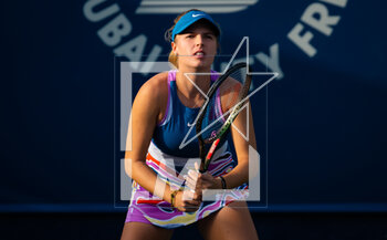 2023-02-19 - Linda Fruhvirtova of the Czech Republic in action against Danielle Collins of the United States during the first round of the 2023 Dubai Duty Free Tennis Championships WTA 1000 tennis tournament on February 19, 2023 in Dubai, UAE - TENNIS - WTA - DUBAI DUTY FREE 2023 - INTERNATIONALS - TENNIS