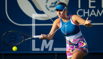 2023-02-19 - Linda Fruhvirtova of the Czech Republic in action against Danielle Collins of the United States during the first round of the 2023 Dubai Duty Free Tennis Championships WTA 1000 tennis tournament on February 19, 2023 in Dubai, UAE - TENNIS - WTA - DUBAI DUTY FREE 2023 - INTERNATIONALS - TENNIS