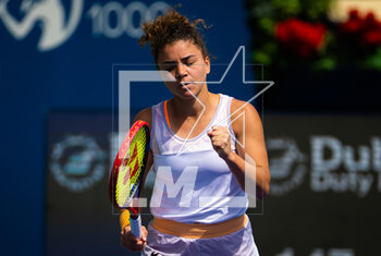 2023-02-19 - Jasmine Paolini of Italy in action against Madison Keys of the United States during the first round of the 2023 Dubai Duty Free Tennis Championships WTA 1000 tennis tournament on February 19, 2023 in Dubai, UAE - TENNIS - WTA - DUBAI DUTY FREE 2023 - INTERNATIONALS - TENNIS