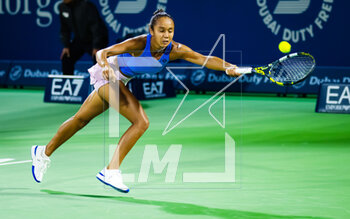 2023-02-21 - Leylah Fernandez of Canada in action against Iga Swiatek of Poland during the second round of the United States at the 2023 Dubai Duty Free Tennis Championships WTA 1000 tennis tournament on February 21, 2023 in Dubai, UAE - TENNIS - WTA - DUBAI DUTY FREE 2023 - INTERNATIONALS - TENNIS